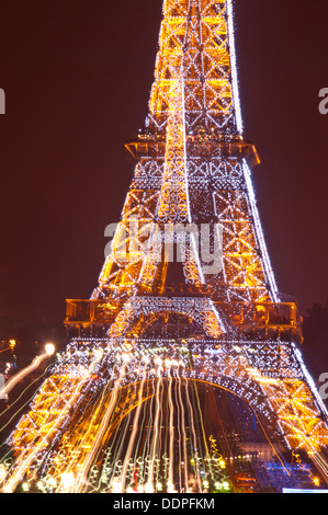 Der Eiffelturm in Paris bei Nacht beleuchtet Stockfoto