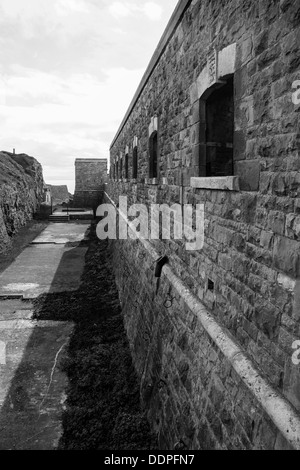 Brean unten Fort, erschossen in s/w -, die Geschichte und die Robustheit dieser zweiten Weltkriegs Zinne zu betonen. Stockfoto