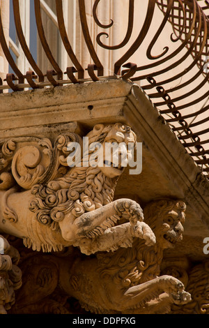 Löwe Steinschnitzereien in den Palazzo Nicolaci auf der Website der UNESCO Welt Sonntagsmärkte, Noto in der Provinz Syrakus, Sizilien, Italien Stockfoto