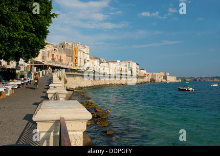 Direkt am Meer-Cafés in Ortigia in Syrakus, Sizilien, Italien Stockfoto