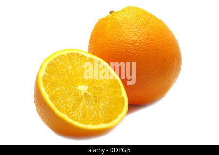 Eine Orange und halb isoliert auf weiss Stockfoto