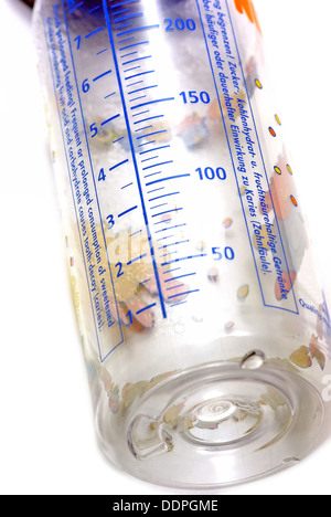 Skala abgestufte Feeder für Milch Stockfoto