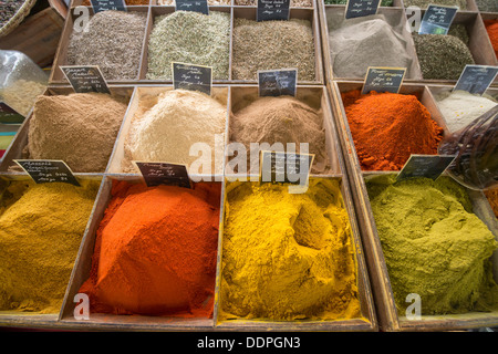 Kräuter und Gewürze zum Verkauf in eine traditionelle provenzalische Lebensmittel-Markt im Zentrum von Antibes, Côte d ' Azur, Frankreich Stockfoto