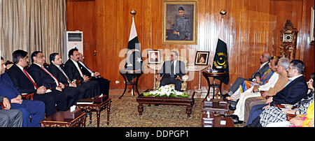 Islamabad, Pakistan. 5. September 2013. Eine Delegation von Parlamentariern aus Sindh unter der Leitung von Chief Minister Syed Qaim Ali Shah fordert Präsident Asif Ali Zardari am Aiwan-e-Sadr, Islamabad Handout von Pakistan Informtion Abteilung   (Foto: PID/Deanpictures/Alamy Live News Stockfoto