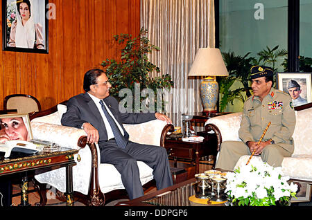 Islamabad, Pakistan. 5. September 2013. Chef der Armee General Staff Ashfaq Parvez Kayani fordert Präsident Asif Ali Zardari am Aiwan-e-Sadr, Islamabad am 5. September 2013.   Handout von Pakistan Informtion Abteilung   (Foto: PID/Deanpictures/Alamy Live News Stockfoto