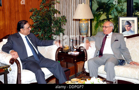 Islamabad, Pakistan. 5. September 2013. Gouverneur Balochistan Muhammad Khan Achakzai fordert Präsident Asif Ali Zardari am Aiwan-e-Sadr, Islamabad am 5. September 2013.  Handout von Pakistan Informtion Abteilung   (Foto: PID/Deanpictures/Alamy Live News Stockfoto