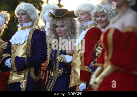 St. Petersburg, Russland. 05. Sep, 2013. Schauspieler in historischen Kostümen Fuß im Peterhof Palast des G20-Gipfels in St. Petersburg, Russland, 5. September 2013. Der G20-Gipfel findet vom 05 bis 06 September statt. Foto: Kay Nietfeld/Dpa/Alamy Live News Stockfoto