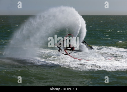 Dave Thompson führt eine erstaunliche Fly Board-Demonstration in Broadstairs Wasser Gala 2013. Stockfoto