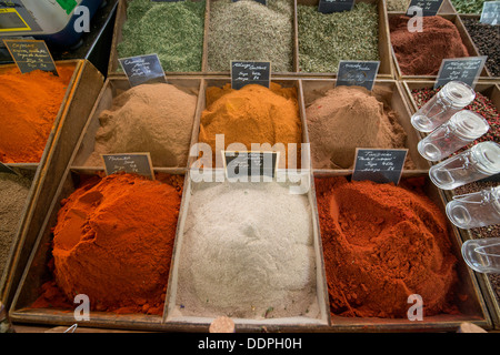 Kräuter und Gewürze zum Verkauf in eine traditionelle provenzalische Lebensmittel-Markt im Zentrum von Antibes, Côte d ' Azur, Frankreich Stockfoto