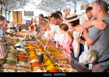 Kräuter und Gewürze zum Verkauf in eine traditionelle provenzalische Lebensmittel-Markt im Zentrum von Antibes, Côte d ' Azur, Frankreich Stockfoto