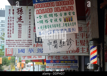 Chinesische und koreanische Zeichen auf der Main Street in Queens, New York Chinatown in Vlissingen. Stockfoto