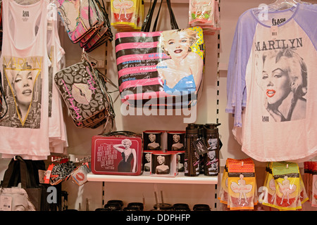Innenraum des IT'SUGAR Lagern am Broadway in Greenwich Village mit einer Darstellung der Artikel zum Verkauf mit Bildern von Marylin Monroe. Stockfoto