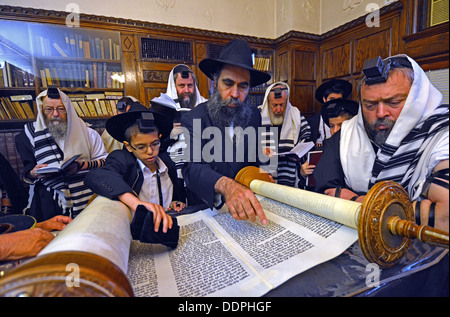 Wochentag morgens in der Rebbe Büro Dienstleistungen. Junge namens zur Thora für seine Bar Mizwa Stockfoto