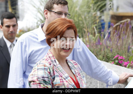 31. August 2013 - Queens, New York, US - NYC demokratischen Bürgermeisterkandidat Christine Quinn ihrem Bräutigam, Kim Catullo, bei einer Kampagne Stopp an der Bayview Swim Club im Bay Terrasse Country Club im Abschnitt Bayside Queens, NY gesellt. (Kredit-Bild: © Engel Chevrestt/ZUMAPRESS.com) Stockfoto