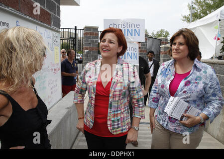 31. August 2013 - Queens, New York, US - NYC demokratischen Bürgermeisterkandidat Christine Quinn ihrem Bräutigam, Kim Catullo, bei einer Kampagne Stopp an der Bayview Swim Club im Bay Terrasse Country Club im Abschnitt Bayside Queens, NY gesellt. (Kredit-Bild: © Engel Chevrestt/ZUMAPRESS.com) Stockfoto