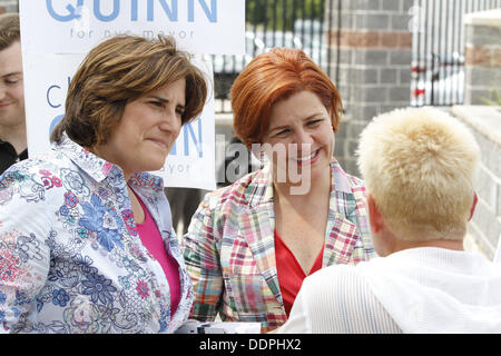 31. August 2013 - Queens, New York, US - NYC demokratischen Bürgermeisterkandidat Christine Quinn ihrem Bräutigam, Kim Catullo, bei einer Kampagne Stopp an der Bayview Swim Club im Bay Terrasse Country Club im Abschnitt Bayside Queens, NY gesellt. (Kredit-Bild: © Engel Chevrestt/ZUMAPRESS.com) Stockfoto