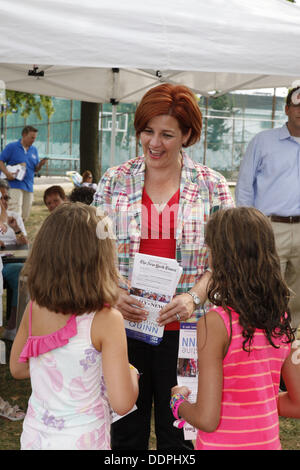 31. August 2013 - Queens, New York, US - NYC demokratischen Bürgermeisterkandidat Christine Quinn ihrem Bräutigam, Kim Catullo, bei einer Kampagne Stopp an der Bayview Swim Club im Bay Terrasse Country Club im Abschnitt Bayside Queens, NY gesellt. (Kredit-Bild: © Engel Chevrestt/ZUMAPRESS.com) Stockfoto