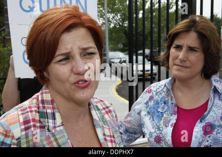 31. August 2013 - Queens, New York, US - NYC demokratischen Bürgermeisterkandidat Christine Quinn ihrem Bräutigam, Kim Catullo, bei einer Kampagne Stopp an der Bayview Swim Club im Bay Terrasse Country Club im Abschnitt Bayside Queens, NY gesellt. (Kredit-Bild: © Engel Chevrestt/ZUMAPRESS.com) Stockfoto