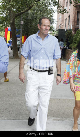 31. August 2013 - Queens, New York, US - NYC demokratischer Kandidat für Comptroller Eliot Spitzer, macht eine kurze Kampagne Halt ein Community-Event im Abschnitt "Corona" von Queens, NY (Credit-Bild: © Angel Chevrestt/ZUMAPRESS.com) Stockfoto