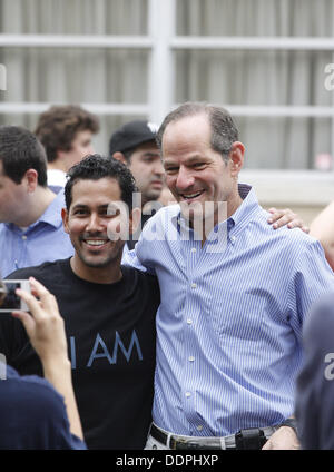 31. August 2013 - Queens, New York, US - NYC demokratischer Kandidat für Comptroller Eliot Spitzer, macht eine kurze Kampagne Halt ein Community-Event im Abschnitt "Corona" von Queens, NY (Credit-Bild: © Angel Chevrestt/ZUMAPRESS.com) Stockfoto