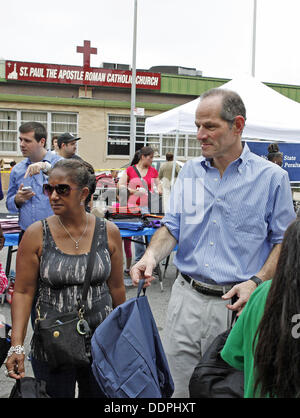 31. August 2013 - Queens, New York, US - NYC demokratischer Kandidat für Comptroller Eliot Spitzer, macht eine kurze Kampagne Halt ein Community-Event im Abschnitt "Corona" von Queens, NY (Credit-Bild: © Angel Chevrestt/ZUMAPRESS.com) Stockfoto