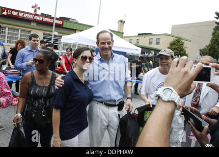 31. August 2013 - Queens, New York, US - NYC demokratischer Kandidat für Comptroller Eliot Spitzer, macht eine kurze Kampagne Halt ein Community-Event im Abschnitt "Corona" von Queens, NY (Credit-Bild: © Angel Chevrestt/ZUMAPRESS.com) Stockfoto