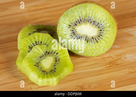 Kiwifrucht auf ein Schneidebrett geschnitten Stockfoto