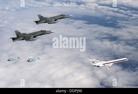 Kanadische CF18 Hornet von 409 Squadron in Cold Lake, Alberta und russischen Su-27 Flugzeuge von Anadyr, Russland üben Verfahren um eine simulierte entführten Flugzeug aus dem russischen auf amerikanischen Luftraums während der NORAD Übung wachsam E übertragen Stockfoto