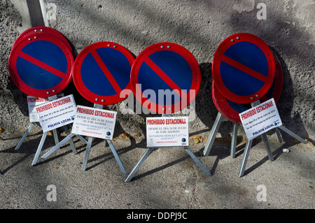 Neue tragbare Zeichen keine Parkplätze mit zweisprachigen Bekanntmachungen bereit für die Platzierung im Bereiche der temporären Parkplätze eine Wand gelehnt Stockfoto