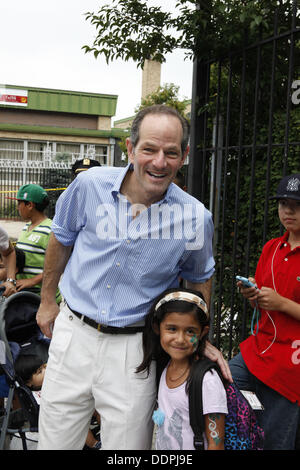 31. August 2013 - Queens, New York, US - NYC demokratischer Kandidat für Comptroller Eliot Spitzer, macht eine kurze Kampagne Halt ein Community-Event im Abschnitt "Corona" von Queens, NY (Credit-Bild: © Angel Chevrestt/ZUMAPRESS.com) Stockfoto