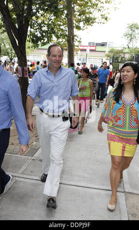 31. August 2013 - macht Queens, New York, US - NYC demokratischer Kandidat für Comptroller Eliot Spitzer, eine kurze Kampagne Halt ein Community-Event im Abschnitt "Corona" von Queens, NY. (Kredit-Bild: © Engel Chevrestt/ZUMAPRESS.com) Stockfoto