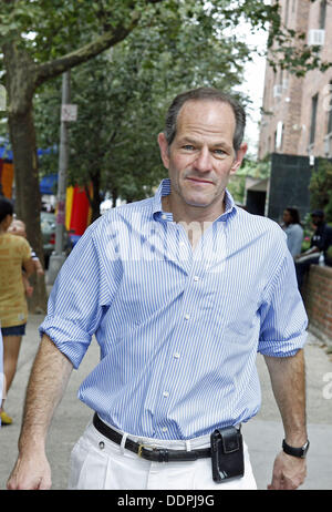 31. August 2013 - Queens, New York, US - NYC demokratischer Kandidat für Comptroller Eliot Spitzer, macht eine kurze Kampagne Halt ein Community-Event im Abschnitt "Corona" von Queens, NY (Credit-Bild: © Angel Chevrestt/ZUMAPRESS.com) Stockfoto