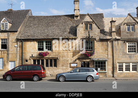 Chipping Campden High Street Red Lion Pub, ein Ort im englischen Cotswolds Public House Gloucestershire England, ein denkmalgeschütztes Gebäude Stockfoto