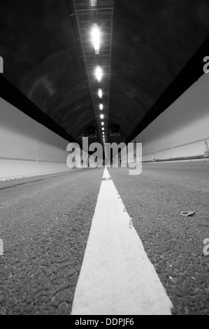 Zu Fuß durch den A3-Tunnel vor der Eröffnung Stockfoto