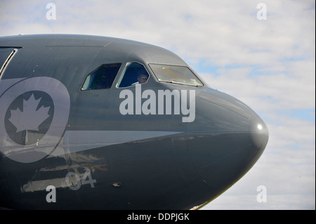 Royal Canadian Air Force Captain Marc André Asselin, CC-150T Polaris Pilot führt Vorflugkontrollen vor aus zur Unterstützung der Übung wachsam Eagle (VE) 13 28. August 2013 Merrill Field Gemeinde Flughafen Anchorage, Alaska. Diese Übung ist th Stockfoto