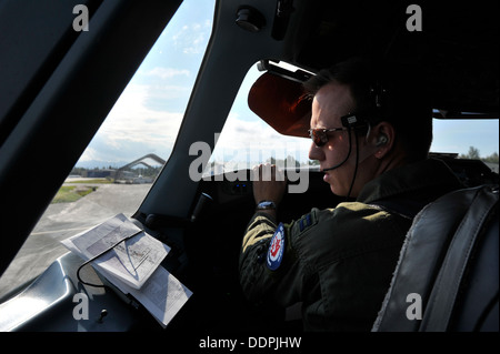 US Air Force Captain Joe Caruso ein Austausch-Pilot bei der Royal Canadian Air Force betreibt CC-150T Polaris Vorflugkontrollen vor aus zur Unterstützung der Übung wachsam Eagle (VE) 13 28. August 2013 Merrill Field Gemeinde Flughafen Anchorage, Al Stockfoto