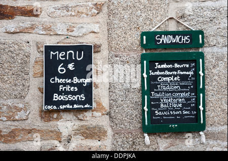 Menüs auf eine Wand vor einem Restaurant im Concarneau Brittany France Stockfoto