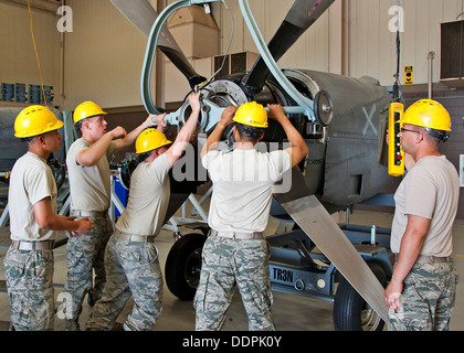 US Air Force Pilot Christian Botello, Justin Trathen, Kursleiter Staff Sgt Justin Boyd, Airman Samuel Kwon und Flieger 1. Klasse Kyle Koepkey, 361. Training Squadron, Jet Propulsion Kurs installieren einen Propeller heben Adapter für die Entfernung von Stockfoto