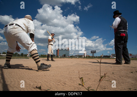 Detroit, Michigan - ein Vintage base Ball Spiel zwischen den Sternen Wyandotte und Saginaw Old Gold, mit Regeln aus den 1860er Jahren. Stockfoto