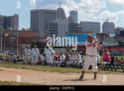 Detroit, Michigan - ein Vintage base Ball Spiel zwischen den Sternen Wyandotte und Saginaw Old Gold, mit Regeln aus den 1860er Jahren. Stockfoto