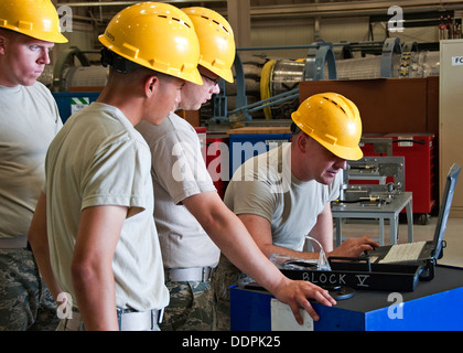 US Air Force Airman Justin Trathen, Christian Botello, Airman 1st Class Kyle Koepkey und Instructor Staff Sgt Justin Boyd, 361. Training Squadron, Jet Propulsion Kurs sind Anweisungen für die Beseitigung einer Requisite aus einem c-130-Flugmotor weiterlesen Stockfoto