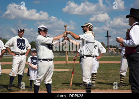 Detroit, Michigan - ein Vintage base Ball Spiel zwischen den Sternen Wyandotte und Saginaw Old Gold, mit Regeln aus den 1860er Jahren. Stockfoto