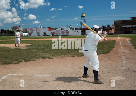 Detroit, Michigan - ein Vintage base Ball Spiel zwischen den Sternen Wyandotte und Saginaw Old Gold, mit Regeln aus den 1860er Jahren. Stockfoto