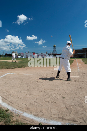 Detroit, Michigan - ein Vintage base Ball Spiel zwischen den Sternen Wyandotte und Saginaw Old Gold, mit Regeln aus den 1860er Jahren. Stockfoto