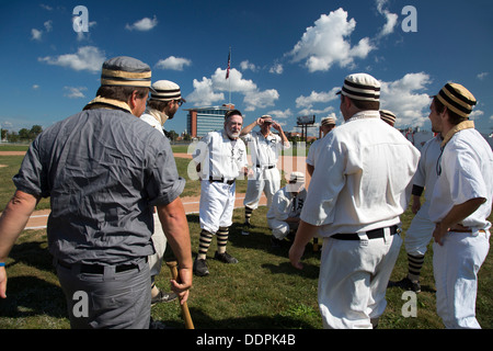 Detroit, Michigan - ein Vintage base Ball Spiel zwischen den Sternen Wyandotte und Saginaw Old Gold, mit Regeln aus den 1860er Jahren. Stockfoto