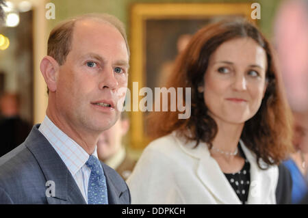 Hillsborough, Nordirland. 5. September 2013 - Prinz Edward in Hillsborough Castle mit der NI Secretary Of State, Theresa Villiers Credit: Stephen Barnes/Alamy Live-Nachrichten Stockfoto