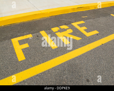Malte Bordsteinkante Feuer Lane Zeichen, USA Stockfoto