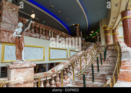 Die Marmortreppe in der großen Halle im in Trafford Centre, Manchester, England. Stockfoto