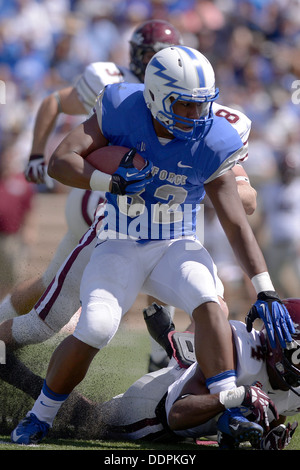 Runningback Broam Hart, Junior, sucht ein Loch, wie der US Air Force Academy die Colgate Raiders im Falcon Stadium in Colorado Springs, Colorado 31. August 2013 erfüllt. Die Falcons besiegte Colgate in ihrer Heimat Öffner, 38-13. Hart, von Alvarado, TX eilte f Stockfoto