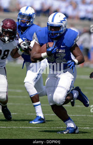 Runningback Broam Hart, Junior, sucht ein Loch, wie der US Air Force Academy die Colgate Raiders im Falcon Stadium in Colorado Springs, Colorado 31. August 2013 erfüllt. Die Falcons besiegte Colgate in ihrer Heimat Öffner, 38-13. Hart, von Alvarado, TX eilte f Stockfoto